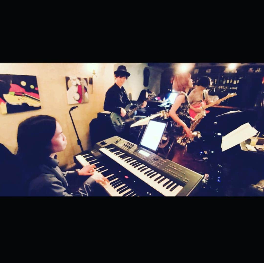 清水玲奈さんのインスタグラム写真 - (清水玲奈Instagram)「2019. 4.22 . neon liveでした. . 濃ゆ〜いLiveだった. . momokoはじめ、 素晴らしいメンバー、 シオンもありがとー！. . イメージのアートな画像も ありがとー！. . #自由ヶ丘 #hyphen  #sax #saxophone #tenorsax #tenorsaxophone #liveperformance #saxophonist #japan #instalike #instagram #music #musician #musica #femalesaxplayer #jazz #funk  #reinashimizu #清水玲奈」4月29日 13時27分 - reina__shimizu