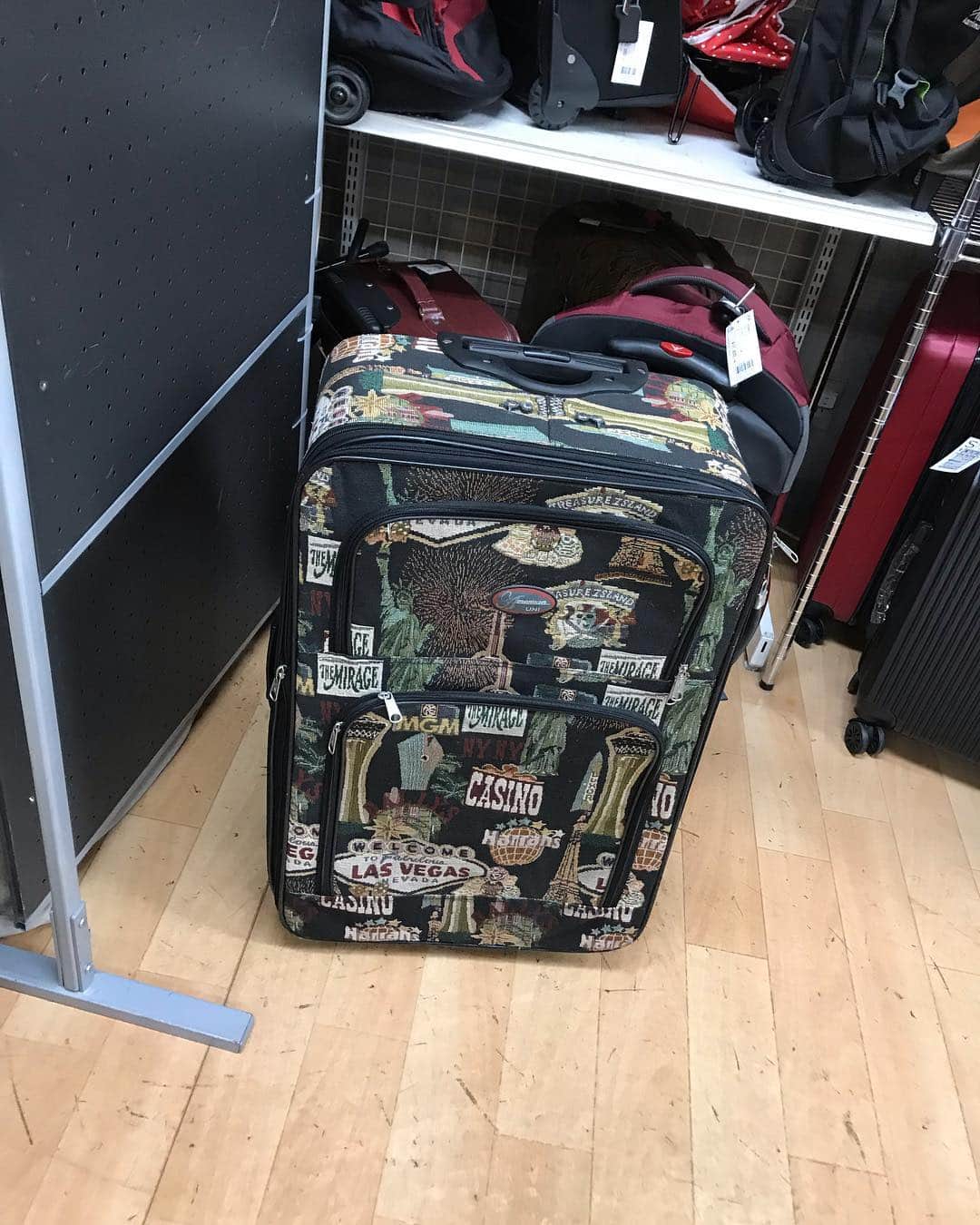 小林唯さんのインスタグラム写真 - (小林唯Instagram)「買うか悩んだ。 ルブタンの靴はサイズもバッチリだけど「いつ履くの？」って頭の中で囁かれてやめた。 ホンダのアウターは「ホンダ好きなの？」と自問自答してやめた。 なんかよくわからんスーツケースは「そんなに大荷物抱えてどこ行くの？」と問われたので「キャンプ！」と答えて買った。 なんかでっかいバッグは素直にでっかいなぁって思った。」4月29日 13時27分 - yui3651