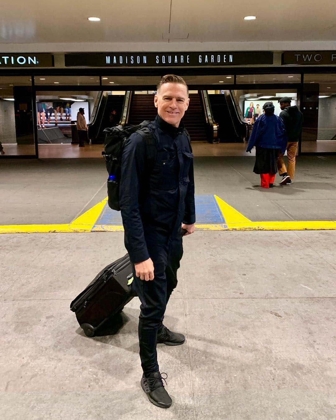 ブライアン・アダムスのインスタグラム：「Arriving at Penn Station. Great to be back in NYC. #bryanadamsshinealight」