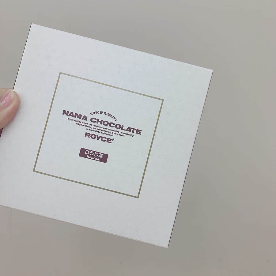 夏川愛実のインスタグラム：「ㅤㅤㅤㅤㅤㅤㅤㅤㅤㅤㅤㅤㅤ ㅤㅤㅤㅤㅤㅤㅤㅤㅤㅤㅤㅤㅤ  ROYCEの ほうじ茶生チョコレート💓 ㅤㅤㅤㅤㅤㅤㅤㅤㅤㅤㅤㅤㅤㅤㅤㅤㅤㅤㅤㅤ ファンの方にいただきました💓 ほうじ茶感もしっかりあって チョコの甘さといい感じのマッチさがたまらん💓 めーーちゃおいしかった！！！！ メンバーとわけわけしたよ( ◠‿◠ ) ㅤㅤㅤㅤㅤㅤㅤㅤㅤㅤㅤㅤㅤㅤㅤㅤㅤㅤㅤㅤㅤㅤ ㅤㅤㅤㅤㅤㅤㅤㅤㅤㅤㅤㅤㅤㅤㅤㅤㅤㅤㅤㅤㅤㅤㅤㅤ #royce#ロイズ#生チョコ#チョコレート #ほうじ茶チョコ#ほうじ茶生チョコ#ほうじ茶スイーツ #ほうじ茶#ほうじ茶味#和スイーツ#ほうじ茶星人」