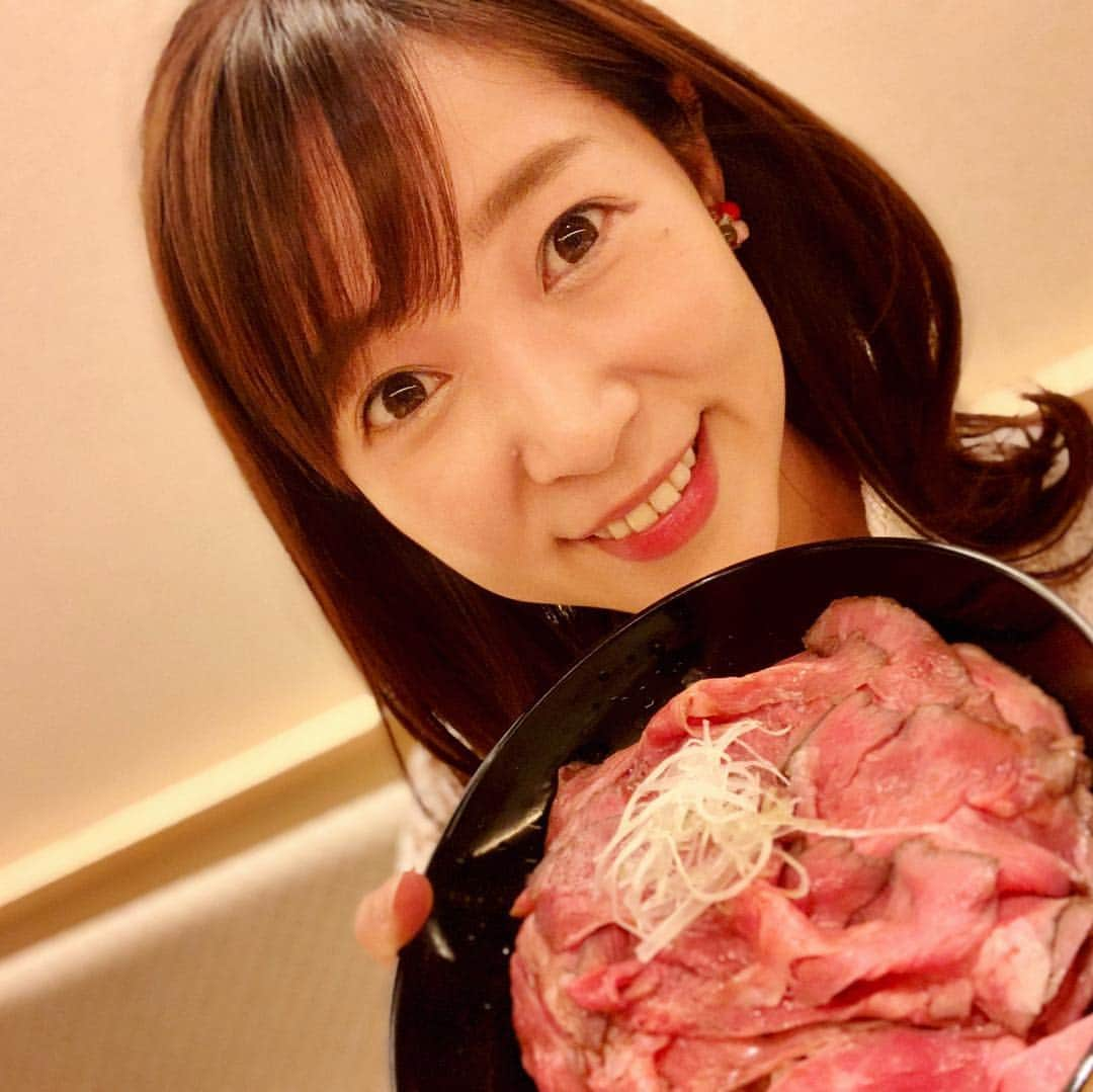 小野澤玲奈さんのインスタグラム写真 - (小野澤玲奈Instagram)「しっっとりしたローストビーフ🥢  #ローストビーフたわら屋  今月開店してモー２回行きました🐄 口の中でとろけて吸いつくようなレア感がたまらないいい💗 タレも和風でさぁ、、めっちゃ落ち着くお味。 お取り寄せもできるらしい。  ローストビーフ丼御膳ランチは1000円！(＋680円で増量しました) . このお店に行く時お化粧が眉毛まで。笑  美味しいものを食べないとやっていられない🙄 …🙄 . . #ローストビーフ #静岡グルメ #おすすめランチ  #肉食女子  #安定のみさきちゃん #牛タン塩ローストビーフも◎ #たわら屋」4月29日 13時31分 - reina.onozawa