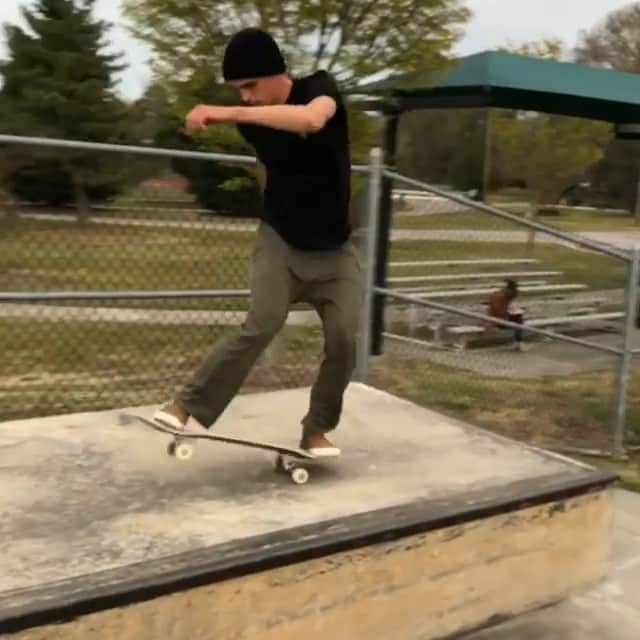 オルタモントのインスタグラム：「Hanging onto the weekend w/ @chris_wimer 🧗‍♂️ // #CFADC #skateboardingisfun」