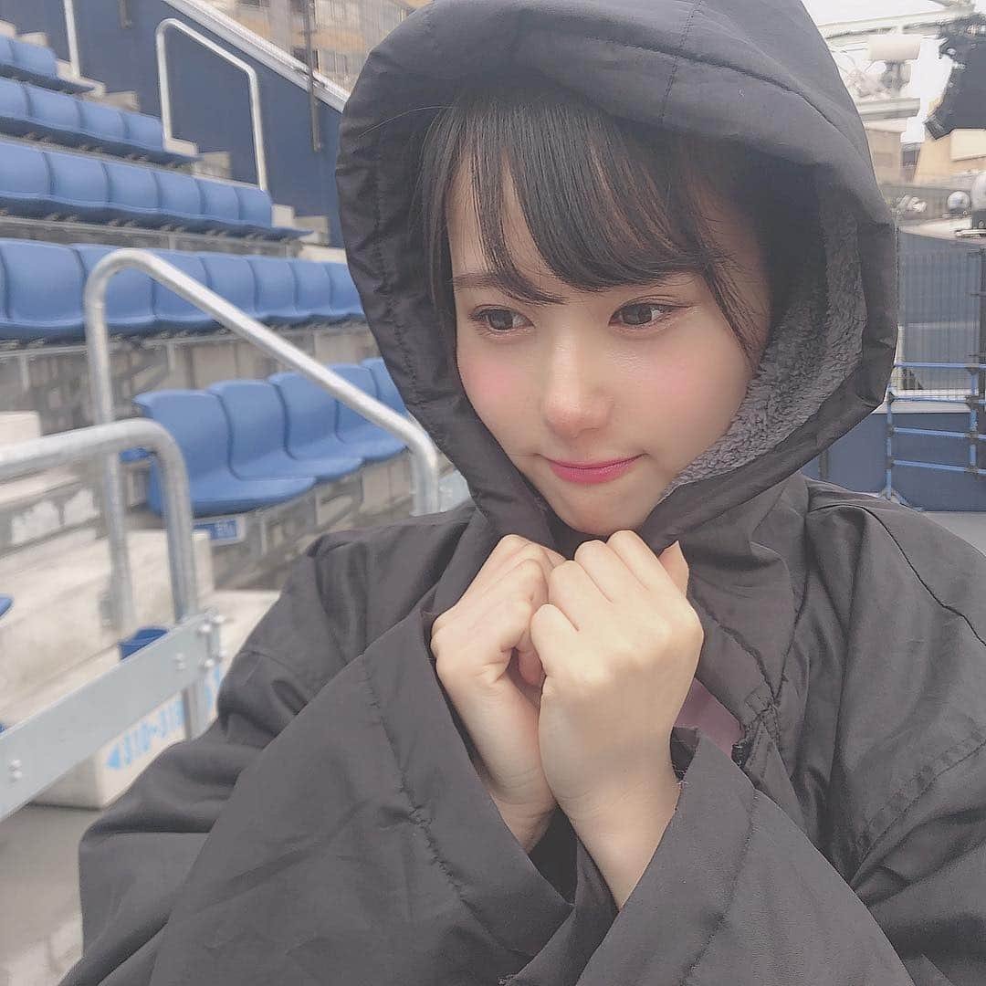 前田彩佳さんのインスタグラム写真 - (前田彩佳Instagram)「❄寒かったね❄﻿ ﻿﻿ ＊＊＊＊＊＊＊＊＊＊﻿﻿ ﻿ ベンチコート着るの夢だったの☺️﻿ ファン時代、撮影のオフショットとかでメンバーさんが着てて、いつか着たいなぁ〜と思ってたの！﻿ でも、それお友達に言ったら、サッカー部とかでも着るよ👍って言われました。﻿🥺 芸能人しか着れないと思ってたから、ちょっとだけ夢壊されました笑﻿ ﻿ ＊＊＊＊＊＊＊＊＊＊﻿ ﻿﻿ #ベンチコート﻿ #夢」4月29日 13時44分 - _ayaka1218