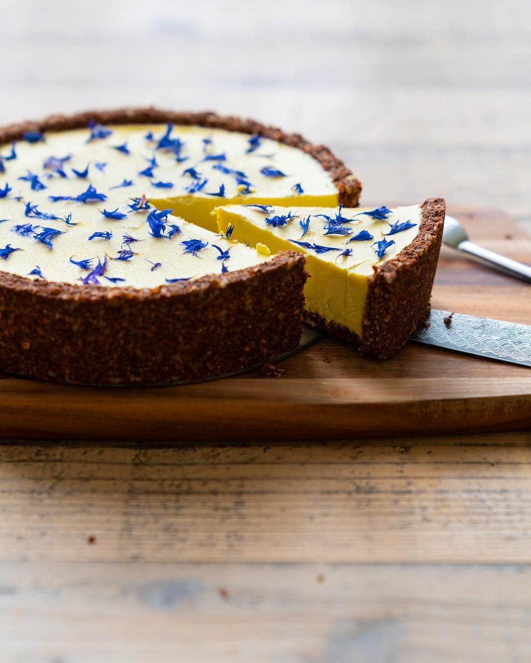高嶋綾也のインスタグラム：「Lilikoi Cheese Cake🧀 I hope I will finish editing today! #almostraw #becauseiusedmaplesyrup #🇨🇦」