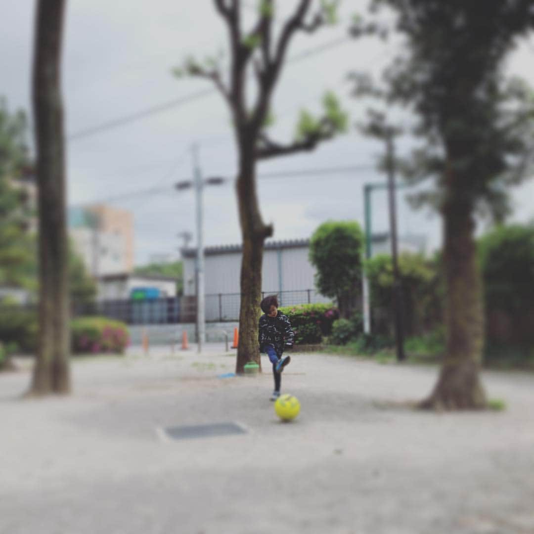 北村栄基のインスタグラム：「#GW #2day #サッカー #虫取り #くもり」