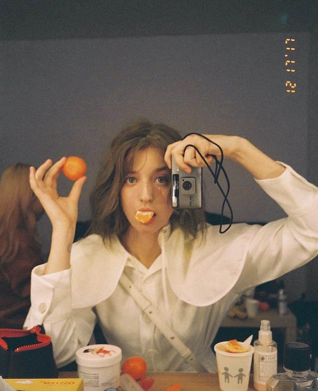 アンジェリーナ・ダニロヴァさんのインスタグラム写真 - (アンジェリーナ・ダニロヴァInstagram)「Backstage tangerines and self-portraits.🍊🎞」4月29日 13時53分 - angelinadanilova