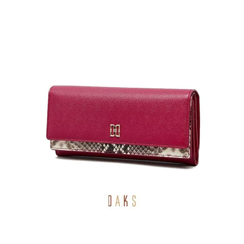 DAKS Koreaさんのインスタグラム写真 - (DAKS KoreaInstagram)「• DAKS accessories  반지갑으로는 부족했던 수납력, 오래 사용할 수 있는 견고함, 그리고 다가올 어버이날을 위해 고급스럽고 실용적인 선물을 찾고 있었다면 금주 MD추천 스네이크 패턴 장지갑을 주목! . [MD’s Pick] #DCWA9E831D2 . #닥스 #닥스액세서리 #닥스코리아 #DAKS #DAKSACCESSORIES #닥스지갑 #지갑 #장지갑 #여성지갑 #지갑스타그램 #지갑추천 #추천지갑 #선물 #어버이날선물 #선물추천 #lfmall」4月29日 14時07分 - dakskorea_accessories