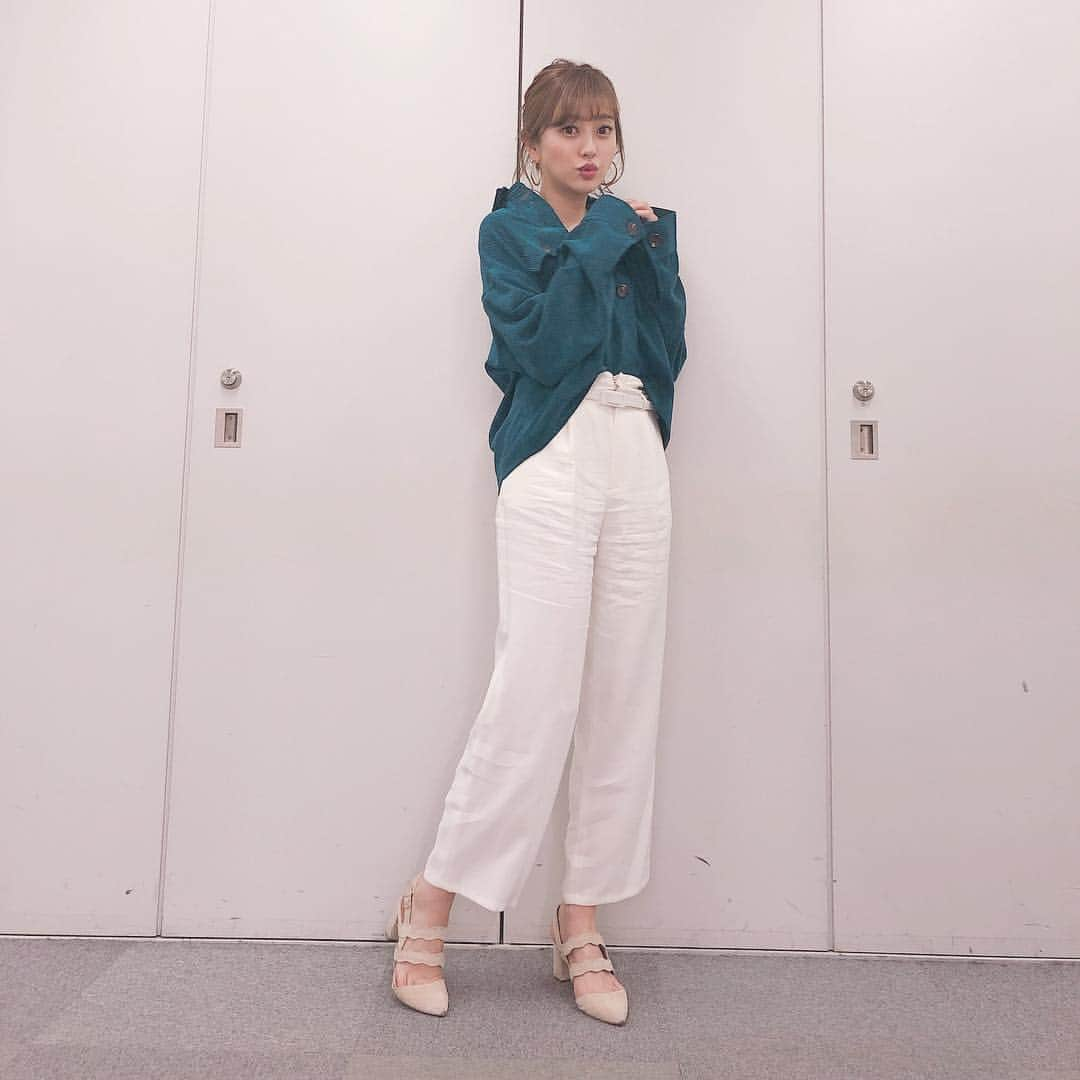 菊地亜美さんのインスタグラム写真 - (菊地亜美Instagram)「・ こないだの収録、私服で出たよ🕺 珍しく緑のトップス @murua_official 🍃 パンツは何年か前に @drwcys_official で買ったのに太ってて履けなくてタグ付いたままにしてたやつ😂笑 今季のじゃないけど可愛くて今年沢山愛用してる💖 #ootd #coodinate #drwcys #murua」4月29日 14時02分 - amikikuchi0905