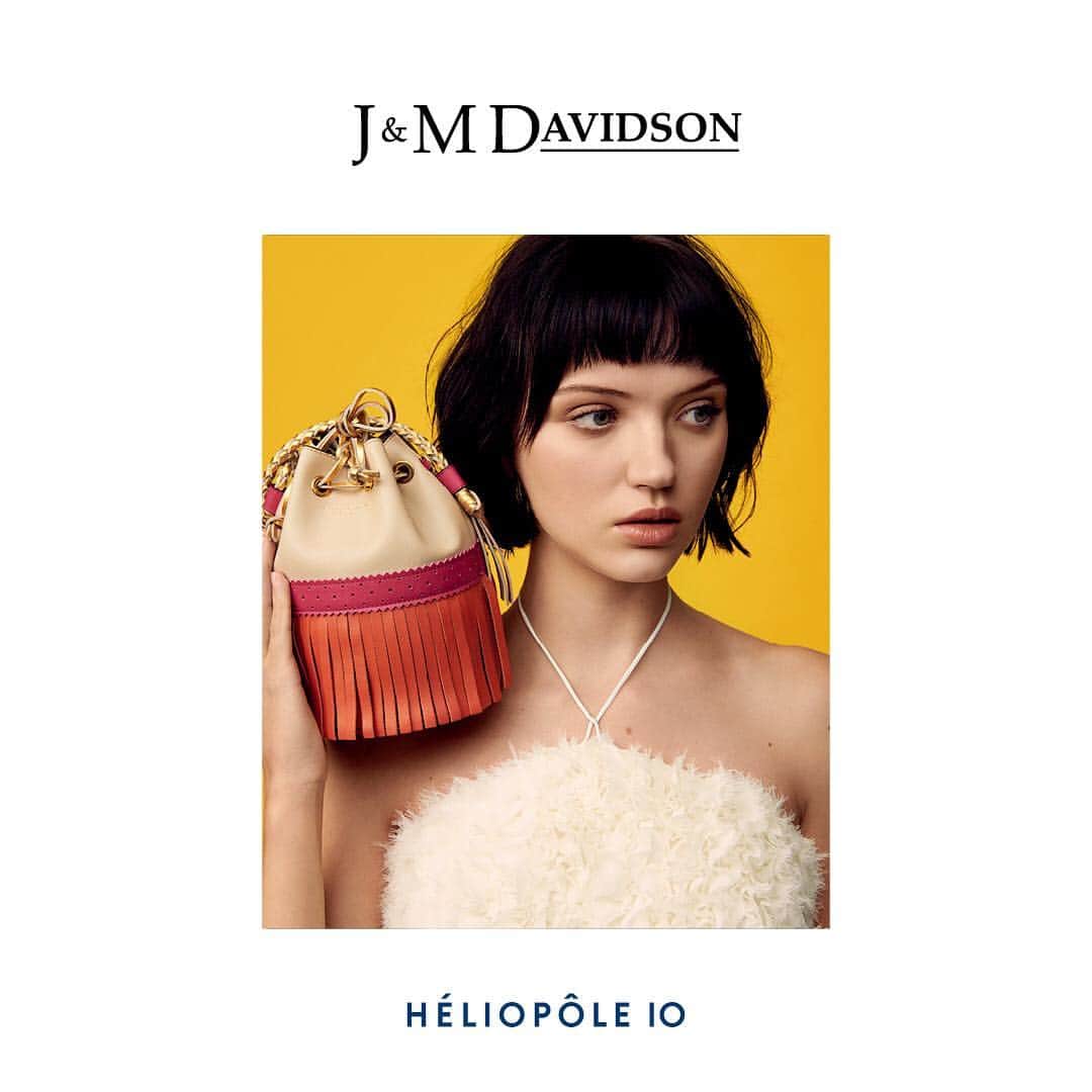エリオポールのインスタグラム：「HÉLIOPÔLE 10 POP-UP STORE ・ J&M DAVIDSON - 5月8日（水）HÉLIOPÔLE 10 ルミネ新宿1/3F ・ つぎつぎとかたちを変えるポップアップストア、“HÉLIOPÔLE 10（エリオポール ディス）”。 エリオポール セレクトによるスペシャルなアイテムが揃います。 ・ 上質で洗練されたベーシックなコレクションで人々を魅了し続けるJ&M デヴィッドソン。 様々なスタイルに寄り添い、デイウェアにもイヴニングにも華やかなムードをはこぶブランドのシグニチャー『CARNIVAL』にフィーチャーした、その名も“CARNIVAL x CARNIVAL”コレクションをご紹介します。ハッピーオーラ全開のカラーコンビネーションや今までで一番多くのスタッズをまとったり、これまでになかったデザインや意外性のある素材をまとってドレスアップした新しい『CARNIVAL』たち。遊び心とエレガンスが融合した、エネルギッシュでプレイフルなオーラ溢れるコレクションをご覧ください。 ・ #J&MDAVIDSON #HELIOPOLE #HELIOPOLE10 #leatherbag #carnival #デヴィッドソン #エリオポール #エリオポールディス #ルミネ新宿 #新宿ルミネ #セレクトショップ #レディースファッション #バッグ」