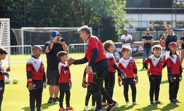 São Paulo FCさんのインスタグラム写真 - (São Paulo FCInstagram)「Em celebração ao #DiaDoGoleiro, Zetti voltou ao CT da Barra Funda neste domingo (28), foi recepcionado por @tiagovolpi_90 e coordenou uma mega apresentação para mais de 300 alunos da @fechandoogoloficial.  A atividade contou com craques, como Silas, e mostrou a dinâmica e os métodos de treinamentos para goleiros.  Volte sempre, @zettioficial!」4月29日 5時23分 - saopaulofc