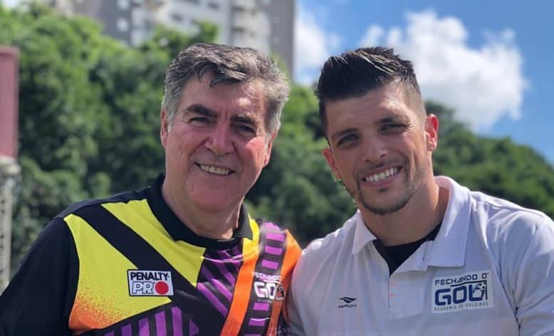 São Paulo FCさんのインスタグラム写真 - (São Paulo FCInstagram)「Em celebração ao #DiaDoGoleiro, Zetti voltou ao CT da Barra Funda neste domingo (28), foi recepcionado por @tiagovolpi_90 e coordenou uma mega apresentação para mais de 300 alunos da @fechandoogoloficial.  A atividade contou com craques, como Silas, e mostrou a dinâmica e os métodos de treinamentos para goleiros.  Volte sempre, @zettioficial!」4月29日 5時23分 - saopaulofc