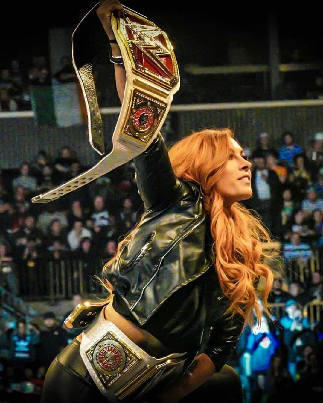 レベッカ・ノックスのインスタグラム：「Only work gets done here folks, love  The Double Champ.」