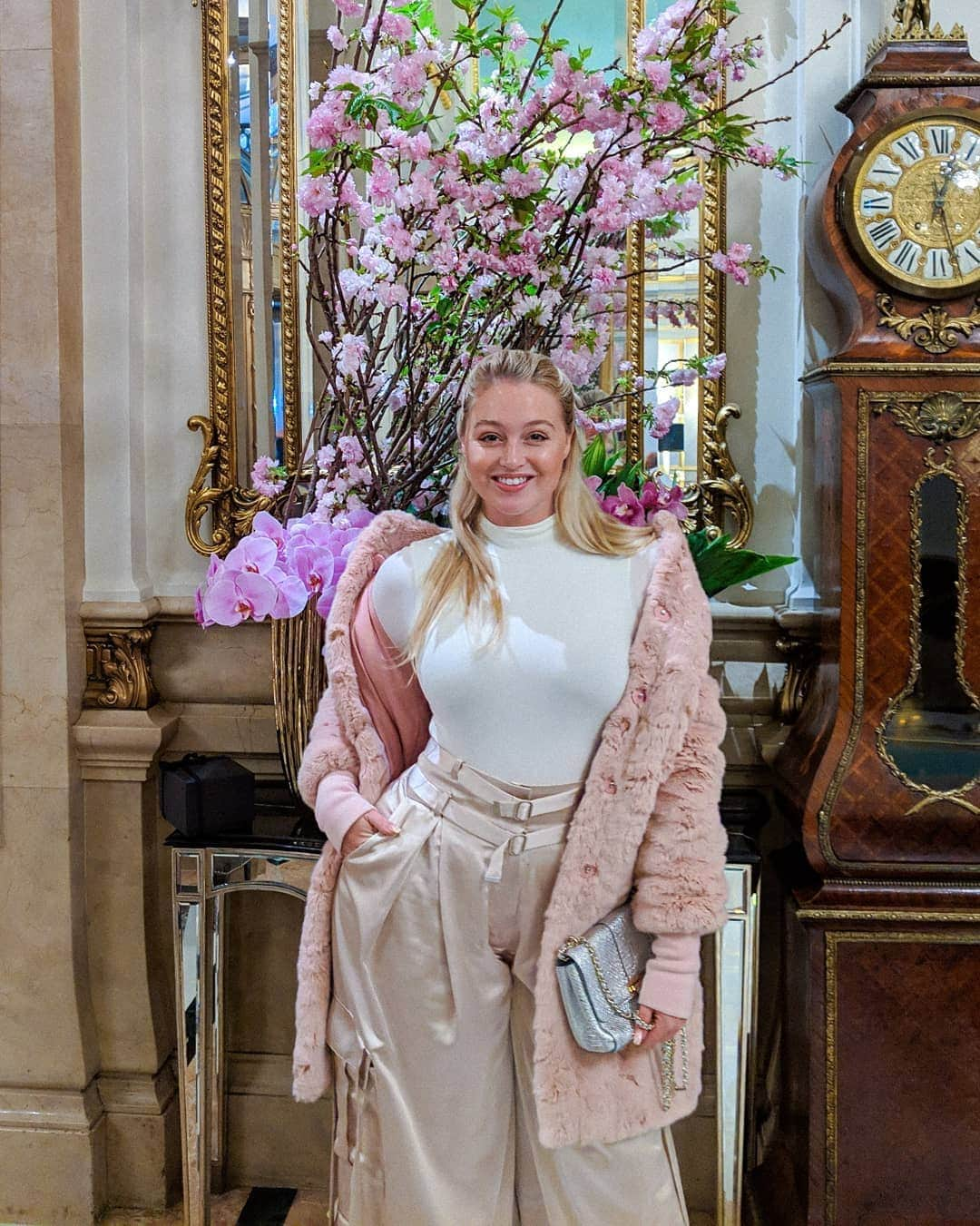 イスクラ・ローレンスさんのインスタグラム写真 - (イスクラ・ローレンスInstagram)「🌼🌷🌺 #ootd @furriernyc #fauxfur coat @houseofcb silk trousers @nakedwardrobe bodysuit @aspinaloflondon bag . This is not a paid post but it is a #giftedoutfit」4月29日 5時29分 - iskra