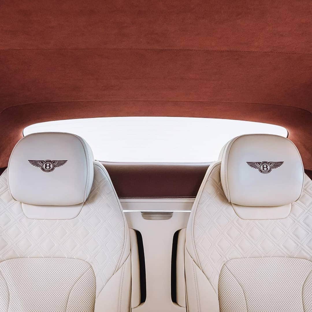 のインスタグラム：「The backseat of the new #ContinentalGTC. Interior spec: Linen hide with Red roof interior. Image by @scottpattenden for @hrowenbentley. Discover through link in bio. #WorldOfBentley  Continental GT Convertible WLTP drive cycle: fuel consumption, mpg (l/100km) - Combined 20.2 (14.0). Combined CO2 – 317 g/km.」