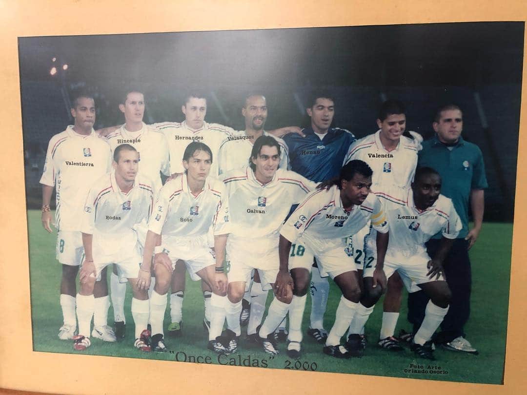 エルキン・ソトのインスタグラム：「Feliz y orgulloso por cumplir 20 años de carrera profesional 💪🏼💪🏼💪🏼⚽️🇨🇴🇩🇪🇪🇨 @oncecaldasoficial @barcelonasc @1fsvmainz05  Fecha del debut 28 de abril 1999 frente America. ⚽️💪🏼👍🏼👍🏼 gracias a todos por ser parte de este camino que me ha dejado grandes experiencias. 👏🏻👏🏻🇨🇴🇩🇪🇪🇨」