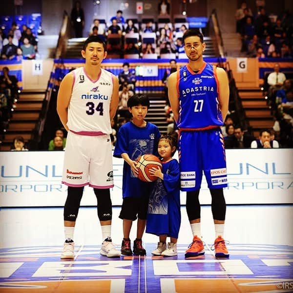 眞庭城聖のインスタグラム：「感慨深い瞬間でした🤝 #茨城ロボッツ #福島ファイヤーボンズ #34 #27 #こんな日がくるとはね #妖怪ケツデカオバケ」
