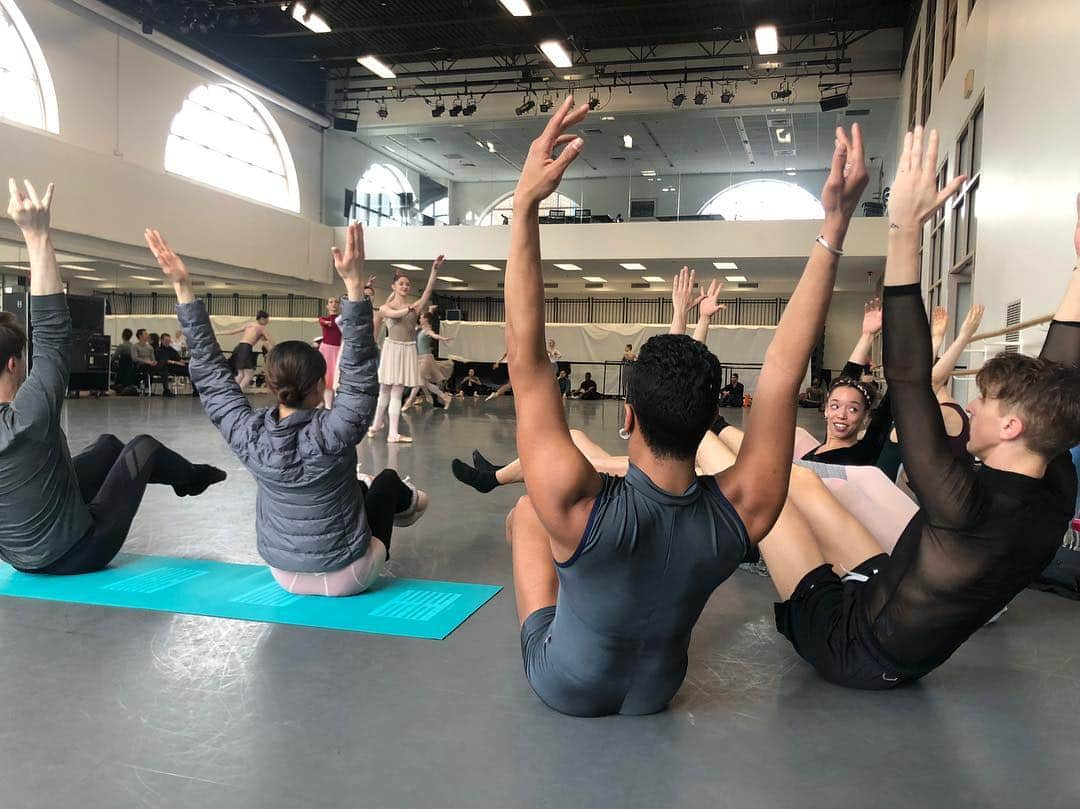 倉永美沙さんのインスタグラム写真 - (倉永美沙Instagram)「I have been doing this planking exercise given to me by my friend Julie Granger everyday to strengthen my back. On Friday, some dancers joined me and it was a circle of plank in the end 🙆‍♀️ Julie suffered from herniated disc but she recovered super fast with this exercise and she shared this with me when I saw her in Paris🌟 I believe this exercise helps your back problems and you can get great abs 😉 Check out the recipe on @jujuonther0cks and click on her profile link attached. It will take you to her YouTube channel! Thanks dancers for joining me! Love you all♥️ @paulcraig2003 @mj_slattery @samivel @addietapp @irlansantos @chyrstynmariah  一人でプランクをしていたらいつの間にかみんなで輪になってた！#love #ballet #ballerina #stage #ballerinalife #happy #happiness #dance #art #幸せ #バレエ #バレリーナ #rehearsal #travellife #work #感謝 #circle #plank」4月29日 6時23分 - misakuranaga