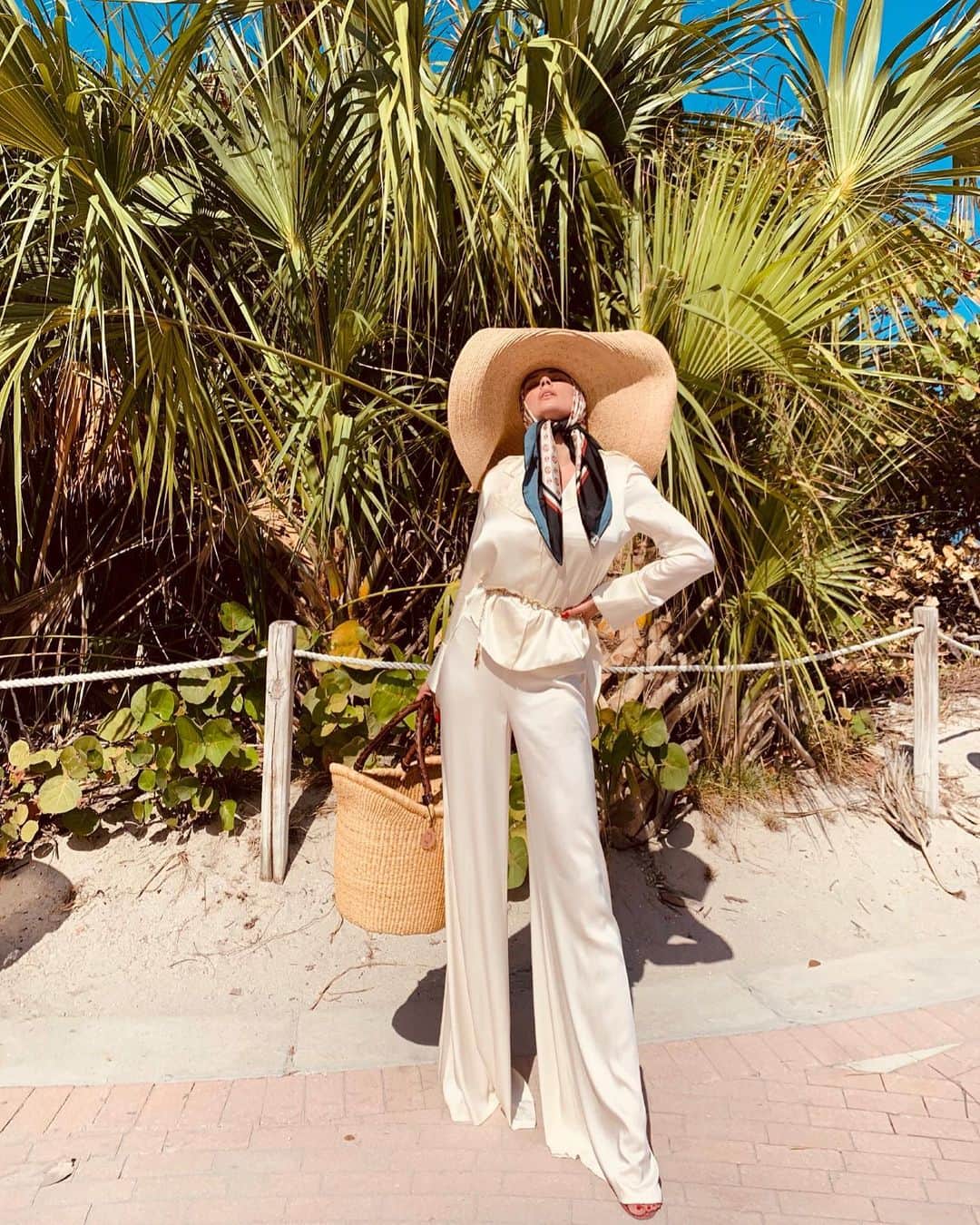 キャロライン・ヴリーランドさんのインスタグラム写真 - (キャロライン・ヴリーランドInstagram)「Me casually making Miami my bitch」4月29日 6時19分 - carolinevreeland
