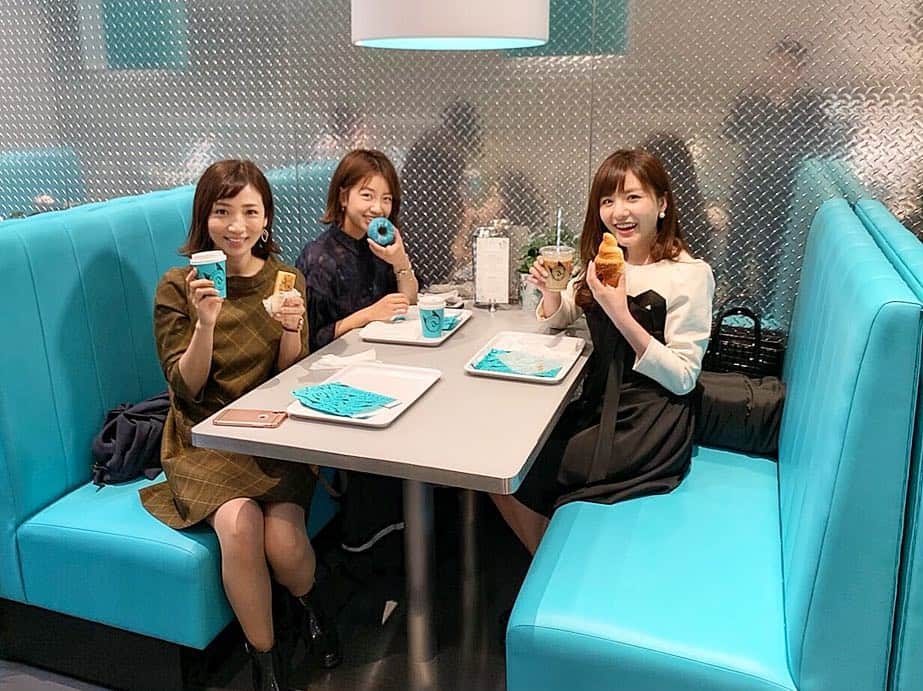 のインスタグラム：「﻿ ﻿ 流行に乗っかって、﻿ 原宿にオープンした﻿ ティファニーカフェに行ってきました☕️﻿ ﻿ 小菅ちゃんが予約してくれたお陰で﻿ スムーズに入店できました‼︎﻿ ﻿ カジュアルな雰囲気で、﻿ 写真を撮りたくなる内装も﻿ 若者の街原宿にぴったりでした🙆‍♀️✨﻿ ﻿ 色々とさすがティファニーという感じ、﻿ 女性のツボを抑えてますね🧚‍♀️﻿ ﻿ #oha4  #tiffany #tiffanycafe #ティファニーカフェ #原宿」