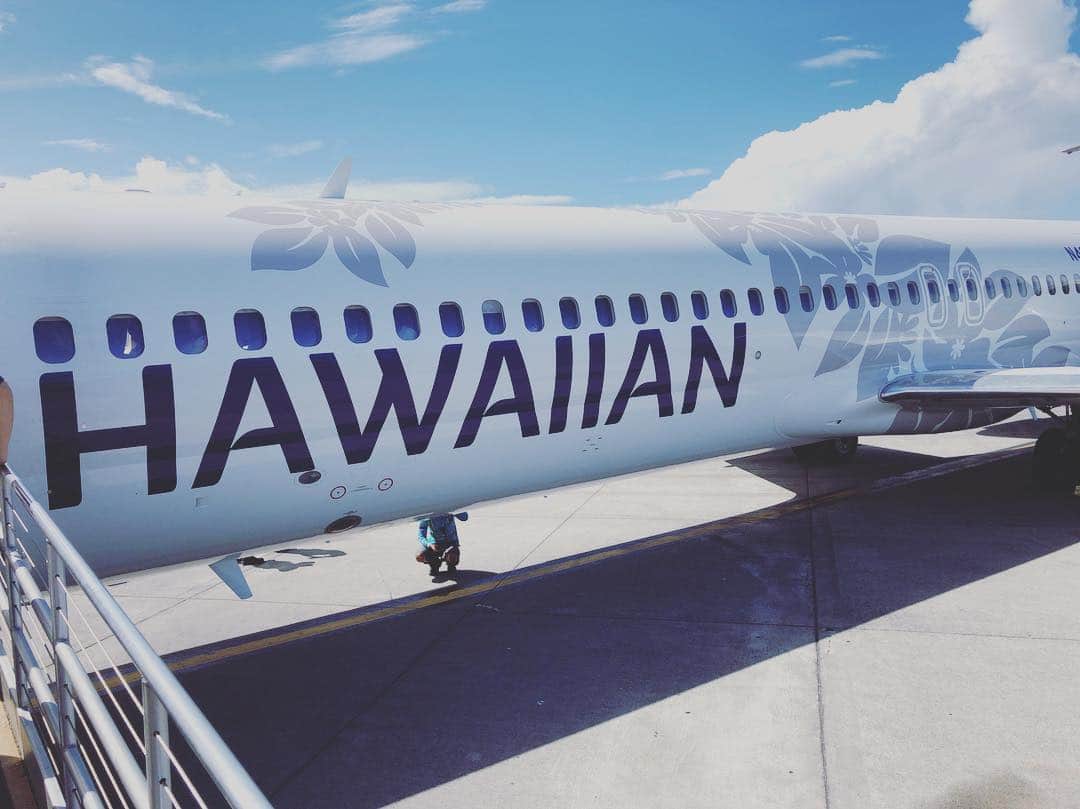 斉藤ひかりさんのインスタグラム写真 - (斉藤ひかりInstagram)「おはようございます☺️ みなさん連休はいかがお過ごしですか？  今年は10連休ってこともあって旅行される方が例年と比べて多いらしいですね✨  私は先月のハワイを思い出しながら…今日もお仕事へ行ってきます❣️ #hawaiian #飛行機 #また乗れるといいな」4月29日 6時25分 - hikarisaito1027