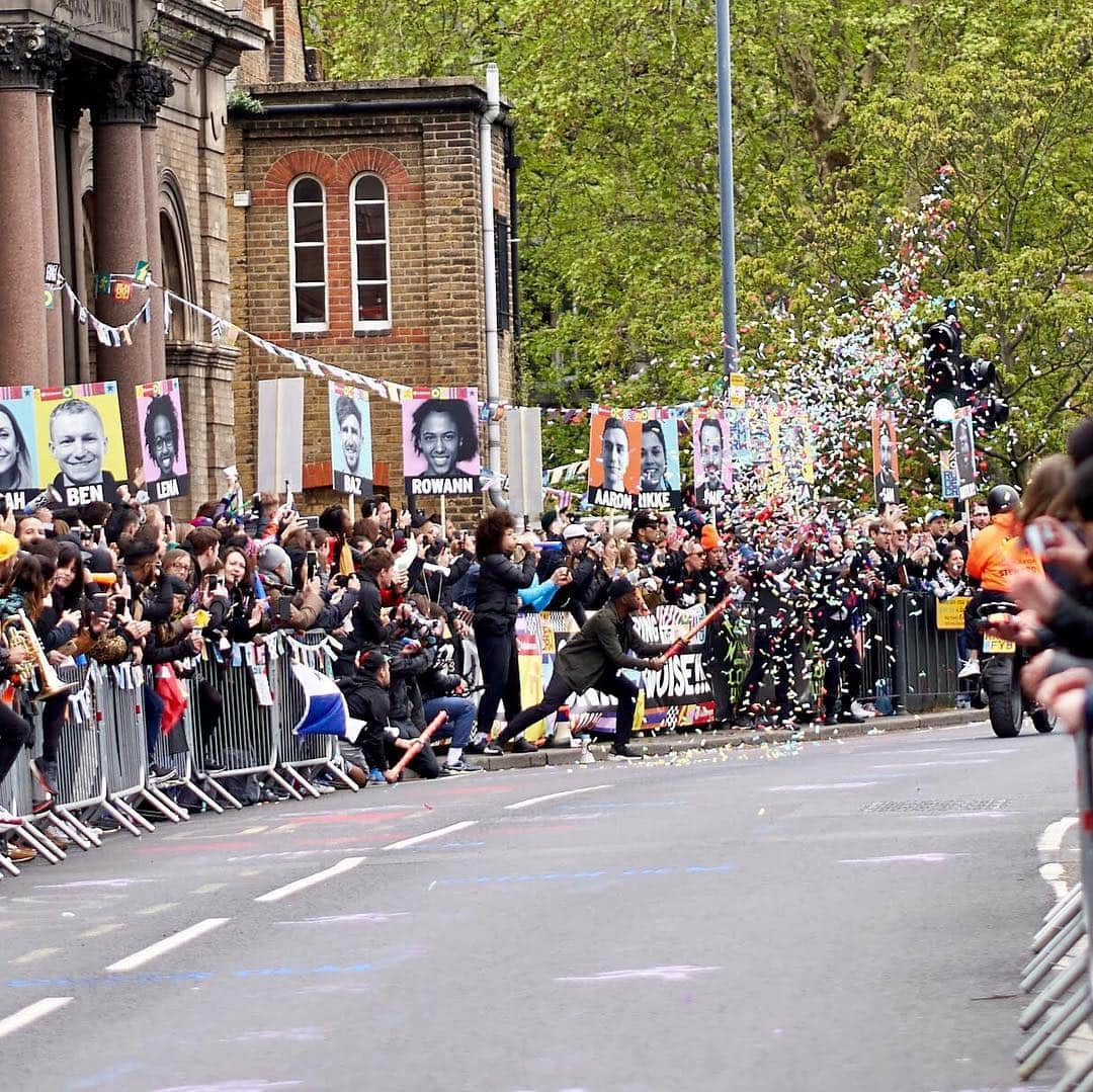 lululemonさんのインスタグラム写真 - (lululemonInstagram)「When the going gets tough, the tough get confetti cannons. As evidenced at Mile 21, where Global Run Ambassador @daddydarkrdc and @run.dem.crew set up shop to bring the power of community to a “solo sport”. To everyone who ran today (in London or not), we’re celebrating you. #thesweatlife」4月29日 6時34分 - lululemon