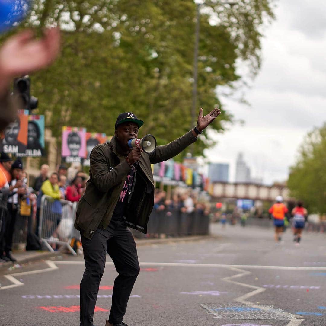 lululemonさんのインスタグラム写真 - (lululemonInstagram)「When the going gets tough, the tough get confetti cannons. As evidenced at Mile 21, where Global Run Ambassador @daddydarkrdc and @run.dem.crew set up shop to bring the power of community to a “solo sport”. To everyone who ran today (in London or not), we’re celebrating you. #thesweatlife」4月29日 6時34分 - lululemon
