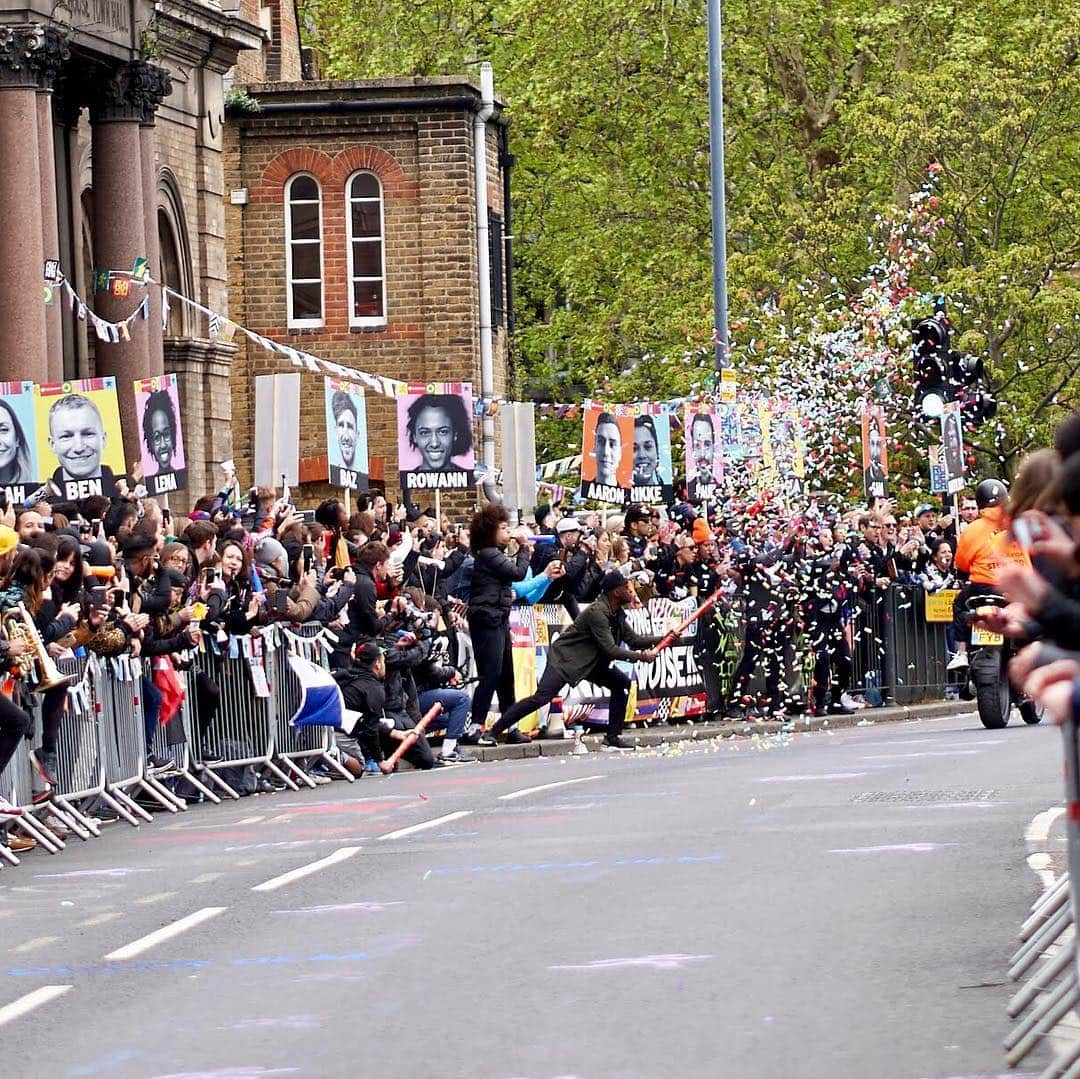 のインスタグラム：「When the going gets tough, the tough get confetti cannons. As evidenced at Mile 21, where Global Run Ambassador @daddydarkrdc and @run.dem.crew set up shop to bring the power of community to a “solo sport”. To everyone who ran today (in London or not), we’re celebrating you. #thesweatlife」