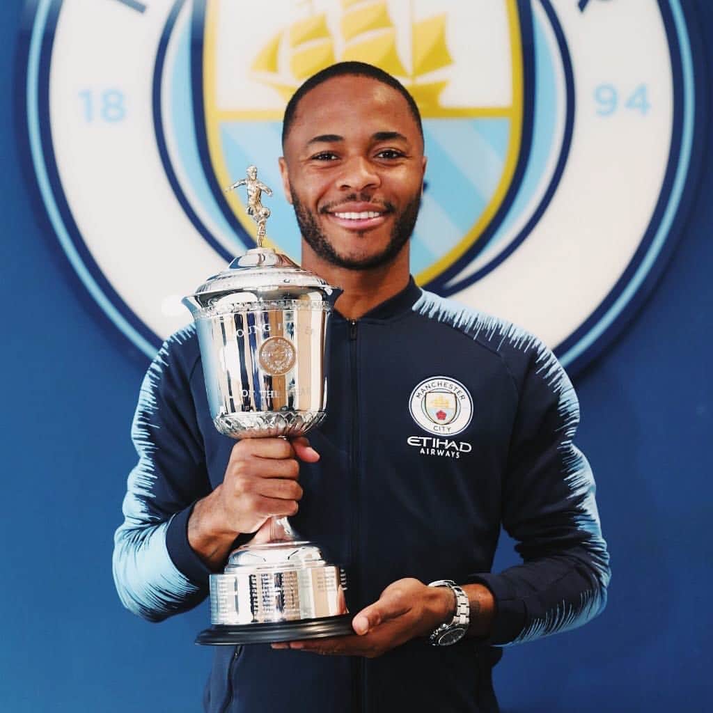 ラヒーム・スターリングさんのインスタグラム写真 - (ラヒーム・スターリングInstagram)「‪Very proud with the PFA Young Player of the year, and truly thankful 🙌🏾 Incredible support for the whole season, let's go for more !!! 🏆‬」4月29日 6時42分 - sterling7