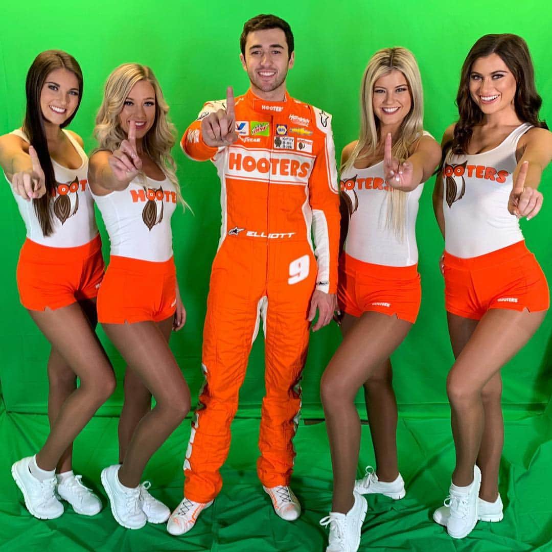 Hootersさんのインスタグラム写真 - (HootersInstagram)「Congrats @chaseelliott9 on the big WIN at @talladegasupers! #GEICO500  Fans- Let's celebrate big with 10 free boneless wings tomorrow when you buy any 10 wings!  #WhenChaseWinsYouWin」4月29日 6時48分 - hooters