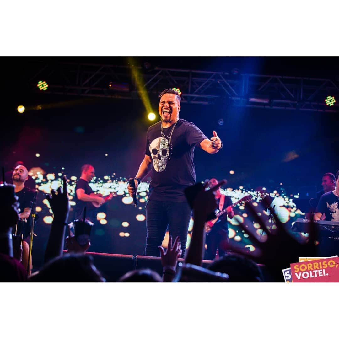 Sorriso Marotoのインスタグラム：「Últimos shows da turnê #SorrisoVoltei e não poderíamos deixar de encontrar com a gauchada de Pelotas. Vocês são incríveis! ❤️ @bcbrunocardoso @eusergiojr @crisjog @vinisorriso @frd.silva 📷 @ovitorbranco」