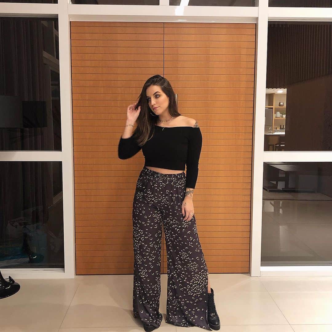 Bruna Unzuetaのインスタグラム：「Sobre ontem, com esse look que amei de paixão ❤️ calça cintura alta e pantalona + cropped tricot ombro a ombro 🌟」