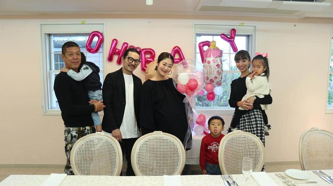 ジュジュさんのインスタグラム写真 - (ジュジュInstagram)「昨日...♥️🙏 . ゴハンのお約束をしていた 城野familyがsurprise baby shower🍼❤️ をしてくれた☺️ #飾り付けまでして下さったまきちゃんさんのmovieがどうしても欲しいw . . いつも本当に坊や私達を可愛がって下さり、そして  @kazuxx529 とも友人を通してからとっても仲良くなり、素敵な出会いに改めて感謝🗣♥️ . "Hirakaちゃんのベビーシャワーを出来てほんま嬉しいわー" . とおっしゃったまきちゃんさん♫ . どんだけーーーー😭♡ #こちらこその極み . 坊もそうだけど、産まれてくる前からこんなに温かく迎え入れてもらえる環境にあるムスメさんは幸せ者...🧒♡ . そして私達はもっと幸せだねー♫とベロベロに酔っ払って途中眠りに落ちた旦那を助手席に乗せて帰った臨月妊婦でも心に余裕があった日でしたとさ👅笑 . . #surprise #baby shower #幸せ続き #幸せってこー言うコトかい #頑張ります #🧡💜💚❤️💛」4月29日 7時16分 - hiraka