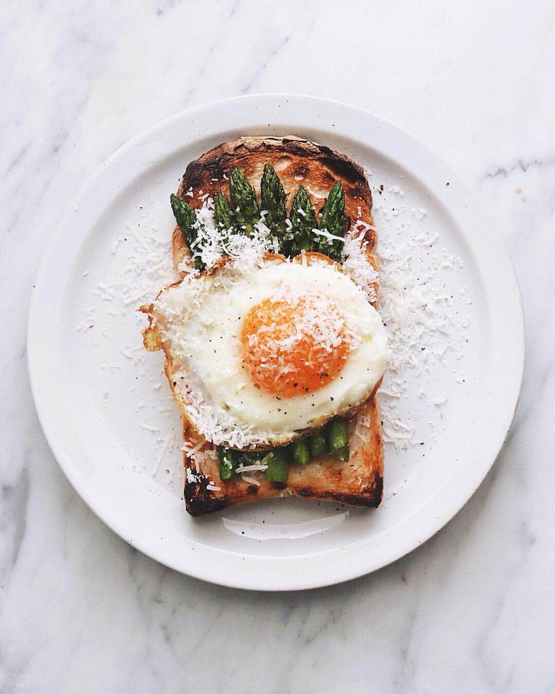 のインスタグラム：「breakfast toast . 今朝のトーストは アスパラ目玉焼き、 穂先並べプチ贅沢。 . . @takaki_bakery_official #toastforall #breakfasttoast #takakibakery #アスパラ #ラピュタパン #朝ベジトースト #タカキベーカリー #石窯パン #イギリスパン #朝ごパン #パンスタグラム」