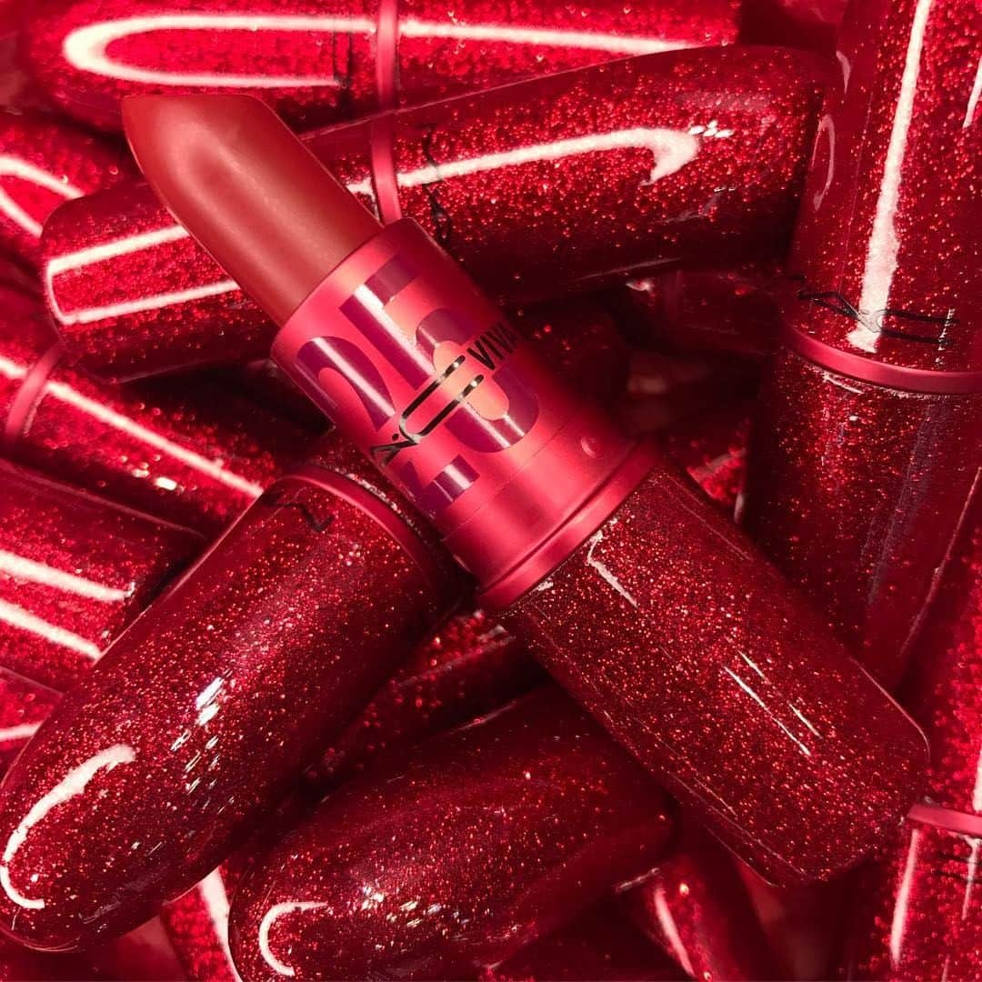 M·A·C Cosmetics Canadaさんのインスタグラム写真 - (M·A·C Cosmetics CanadaInstagram)「Shout it out even louder with VIVA GLAM 1 Lipstick, available May 1 in limited edition ruby red glitter packaging. 💋📢💋 #VIVAGLAM Repost @macartist_kimbom」4月29日 7時32分 - maccosmeticscanada