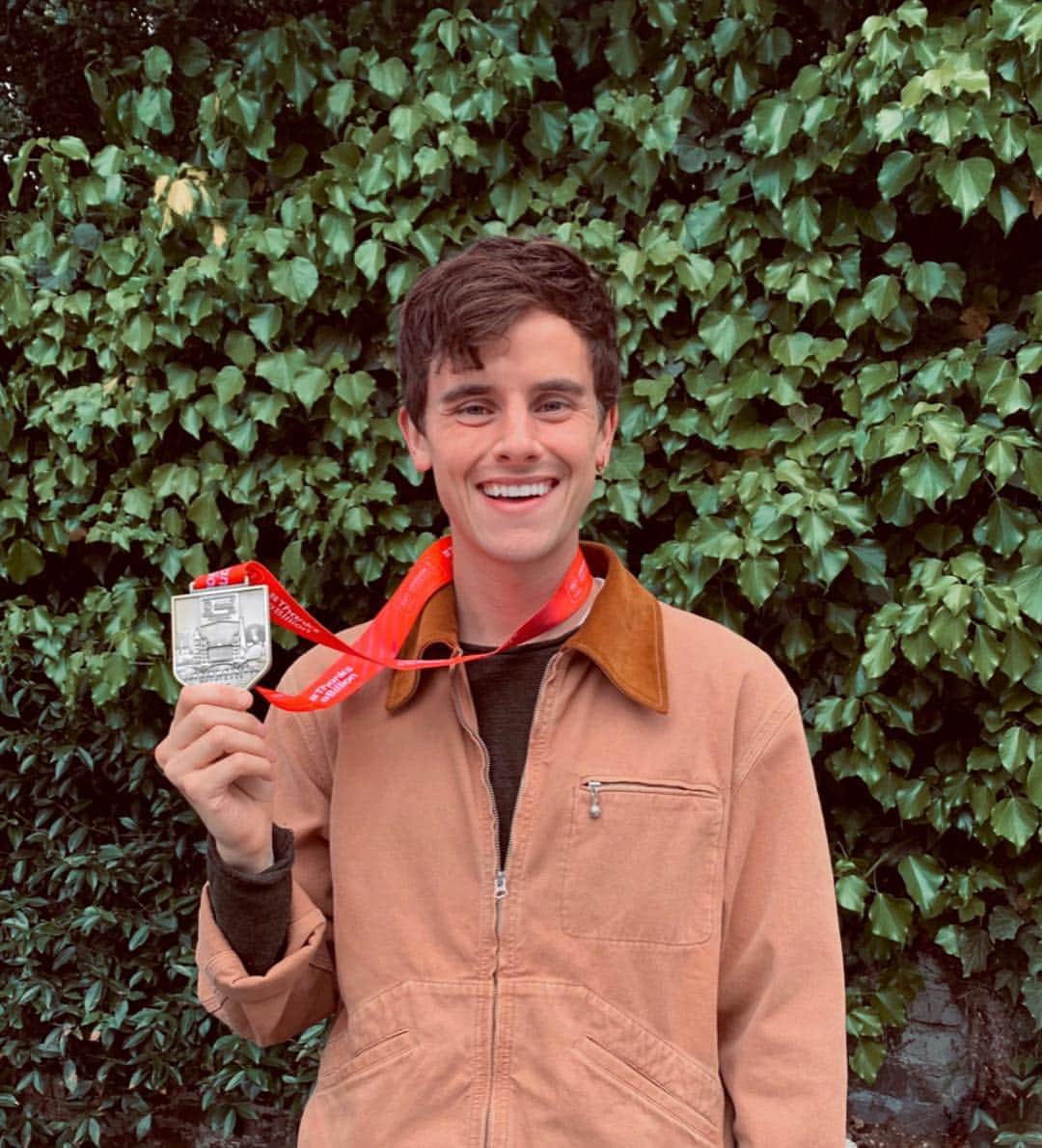 のインスタグラム：「FINISHED THE LONDON MARATHON WITH A PR OF 3:12:27!! ‬ ‪What a damn thrill. My body aches, but I’m elated. 2 continents down, 5 to go!」