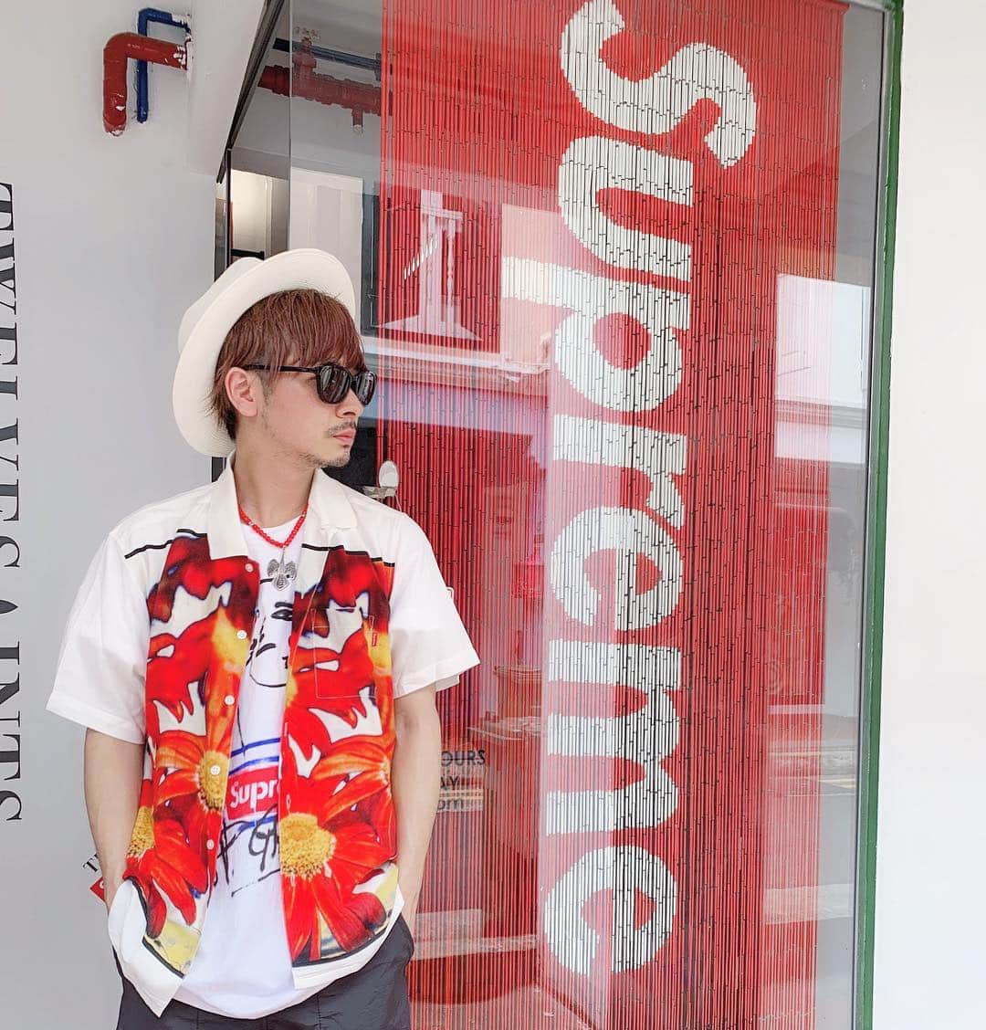 のインスタグラム：「🔴supreme25th🔴 キラキラはゲットできなかったけど まぁいいや😂笑笑 supreme×ゴルチェの🌺シャツはめっちゃいい🤩teeも🤩 さぁ今日は撮影頑張ろ🤩 #tabook#タブーケイ#名古屋#nike#ユニバ #supreme#supremeny #thenorthface #thenorthface  #supremenewyork #supremeboxlogo #supremejapan #louisvuitton #supremelv#シュプリーム #commedesgarcons#外国人風カラー#カラーセミナー#ミルボン#シークレットカラー#secretcolor#jeanPaulGaultier#ユニバ#usj #supremejeanpaulgaultier#シンガポール#シンガポール旅行#マリーナベイサンズ#コナン#swarovski」