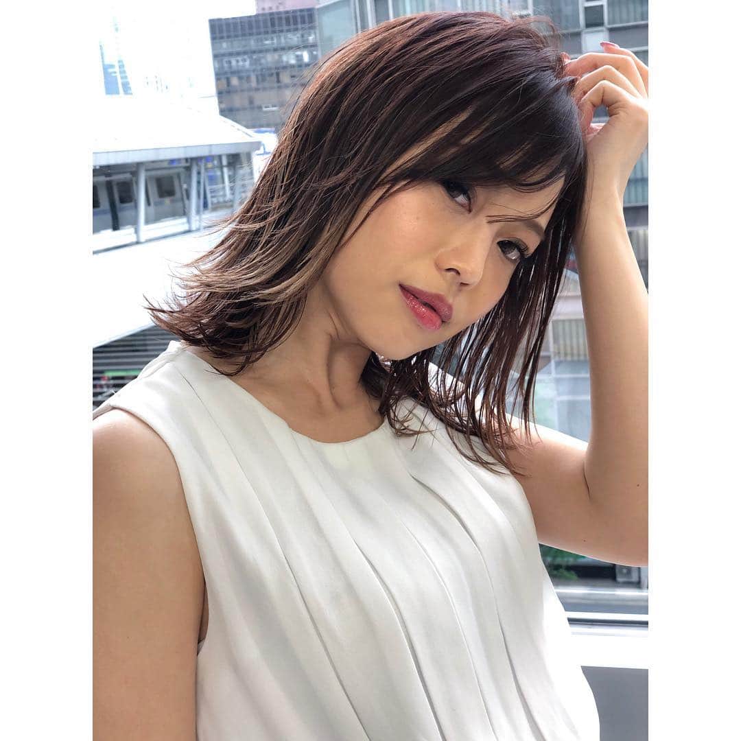 長津 健一郎のインスタグラム：「撮影はやはり楽しい！ QUATRO×GranCieuxでしか出来ない事  nothing can be more beautiful ナッシング キャン ビー モア ビューティフル エリアNO1ビューティー —————————————— ---------------------------- #GranCieux  #quatrochiba #サロモ  #メイク #美容 #ヘアスタイリスト  #ひたちなか #コーディネート#コーデ #quatro  #hairstyle  #hairstyles  #hairstylist  #ヘアサロン#ファッション#千葉中央 #撮影会 #撮影 #モデル #撮影モデル募集 #サロン #水戸 #instagood #photooftheday #love #followme」