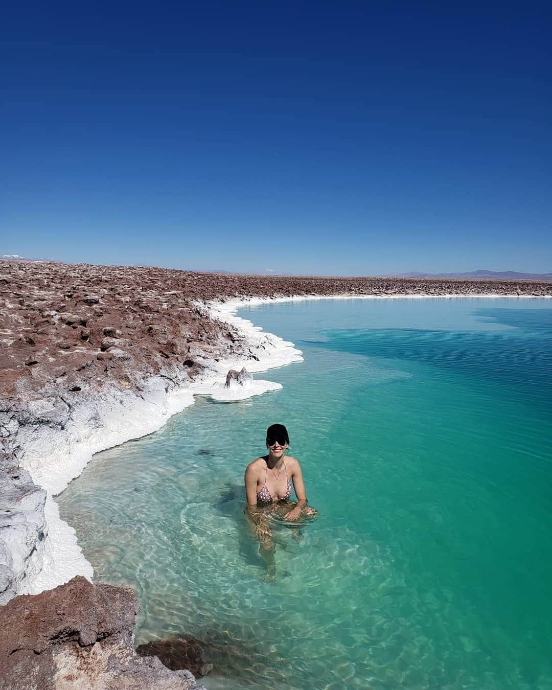 SuelleOliveiraさんのインスタグラム写真 - (SuelleOliveiraInstagram)「Consegui! Queria muito conhecer as famosas Lagunas de sal do Atacama. E a cor da água? Inacreditável! O curioso é que você não afunda porque tem muito sal na água, louco né! Vou falar a verdade, fria pra cassete, mas valeu encarar essa gelada! Amei demais! #lagunaescondidabaltinache」4月29日 7時57分 - suelleoliveira