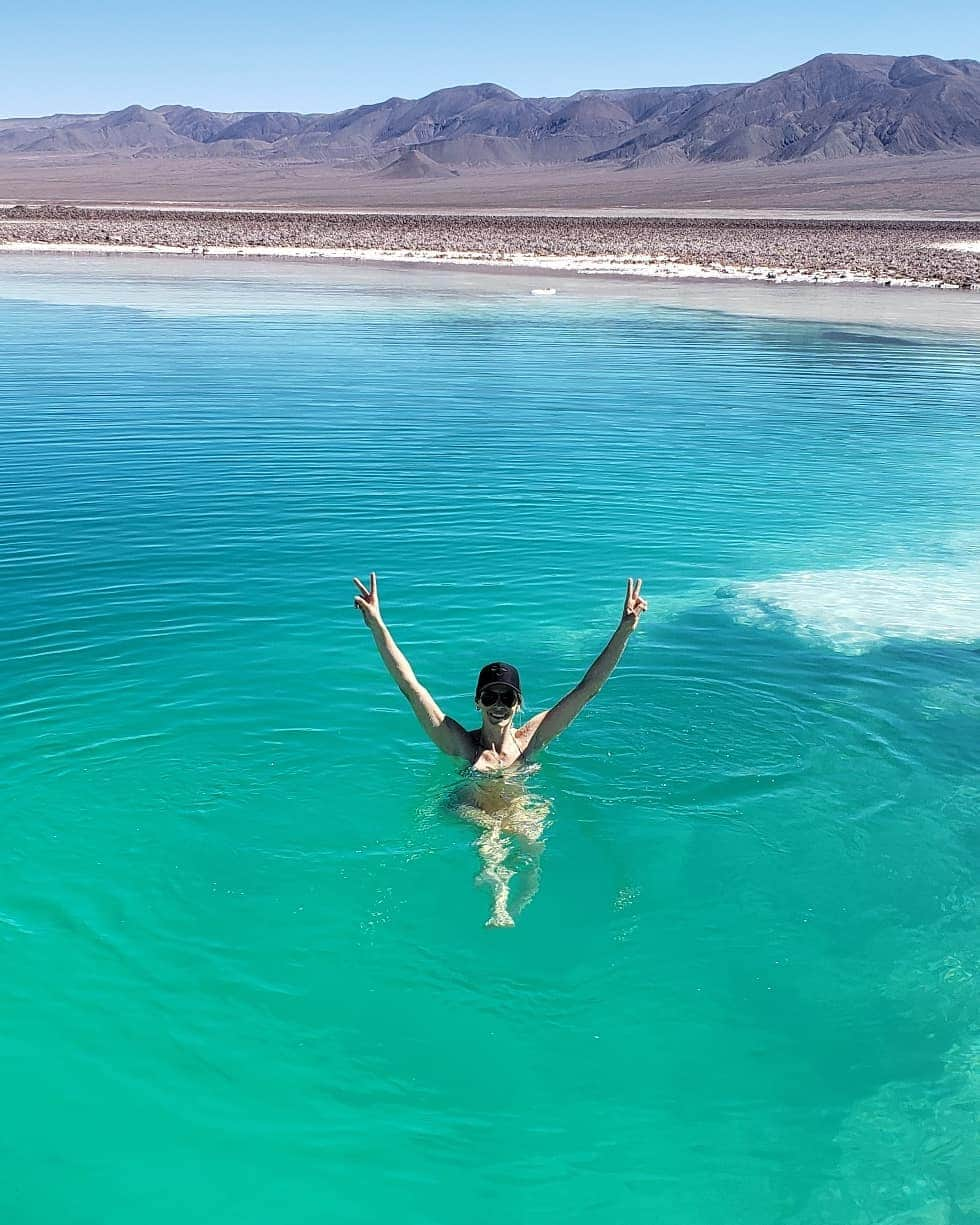 SuelleOliveiraさんのインスタグラム写真 - (SuelleOliveiraInstagram)「Consegui! Queria muito conhecer as famosas Lagunas de sal do Atacama. E a cor da água? Inacreditável! O curioso é que você não afunda porque tem muito sal na água, louco né! Vou falar a verdade, fria pra cassete, mas valeu encarar essa gelada! Amei demais! #lagunaescondidabaltinache」4月29日 7時57分 - suelleoliveira