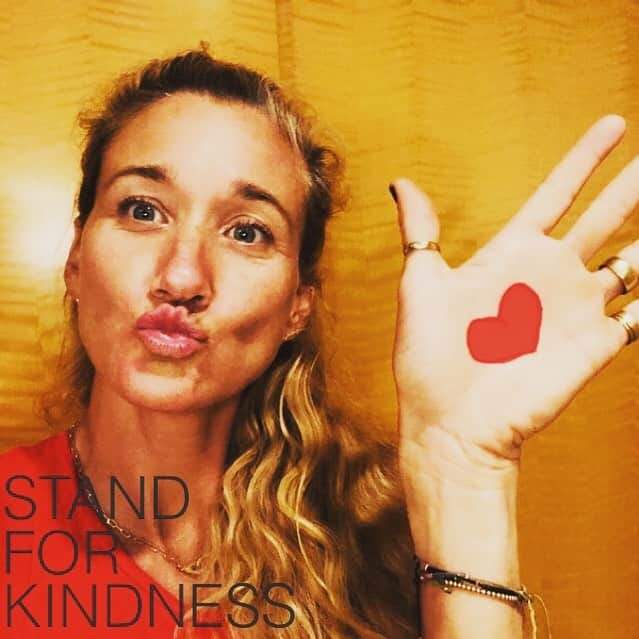 ケリー・ウォルシュ・ジェニングスさんのインスタグラム写真 - (ケリー・ウォルシュ・ジェニングスInstagram)「Today is Global #PayItForwardDay and and I #StandForKindness! ❤️ Join us in doing intentional acts of kindness to create a massive ripple of good felt around the world.  @pifdayusa」4月29日 8時06分 - kerrileewalsh