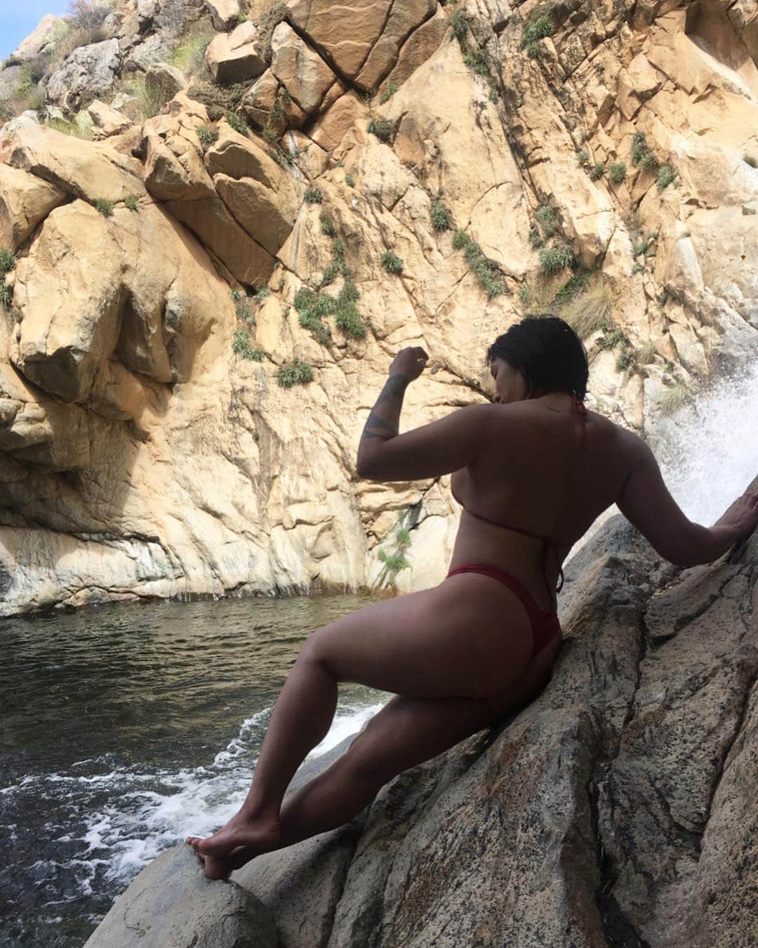 Mia Littleさんのインスタグラム写真 - (Mia LittleInstagram)「I was told there were good puns for waterfalls. Gimme your best waterfalls puns. 💦 What a lovely day exploring local swimming holes. As much as I love the mountains, water will also have a hold on my heart. Reminder to pack it in and pack it out to keep these spaces clean and respect the ecosystems that exist there. 📸by @_rissabitt #optoutside [photo 1: Mia reclined against a sloping rock wall with their back facing the viewer. They are wearing a red bikini and the waterfall at Devil’s Punch Bowl is pouring down in the background.][photo2: Mia is leaning against a sloping rock wall about to turn to the viewer with the waterfall at Devil’s Punch Bowl is pouring down in the background.]」4月29日 8時14分 - alittleedutainment