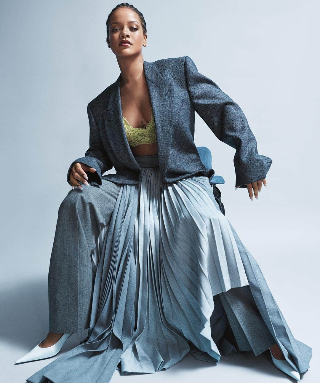 Vogue Australiaさんのインスタグラム写真 - (Vogue AustraliaInstagram)「Our May 2019 issue starring #Rihanna is on sale today! In the link in the bio, we explore how the star has taken an undeniably empowering approach to the business of making us feel really good about ourselves from the inside out, whatever our body type, culture, age or life stage. Photographed by @josholins, styled by @christinecentenera, Vogue Australia, May 2019.」4月29日 8時15分 - vogueaustralia