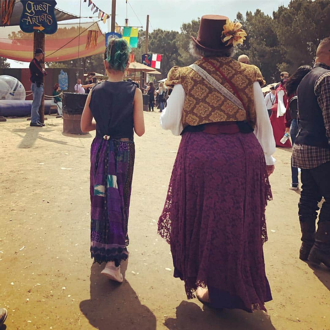 コンスタンス・マリーさんのインスタグラム写真 - (コンスタンス・マリーInstagram)「Nana & she. Yes. We are those people who dress up.. Three generations today..... 👵🏽👩🏽👧🏽💕 #renaissancefaire #SundayFunday」4月29日 8時26分 - goconstance