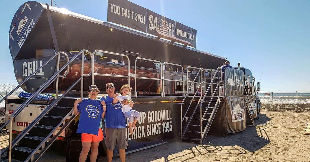 ジョンソンヴィルのインスタグラム：「Nothing but blue skies and sunshine for a picture perfect weekend in Port Aransas supporting the @texas_sandfest mission. #BigTasteGrill」