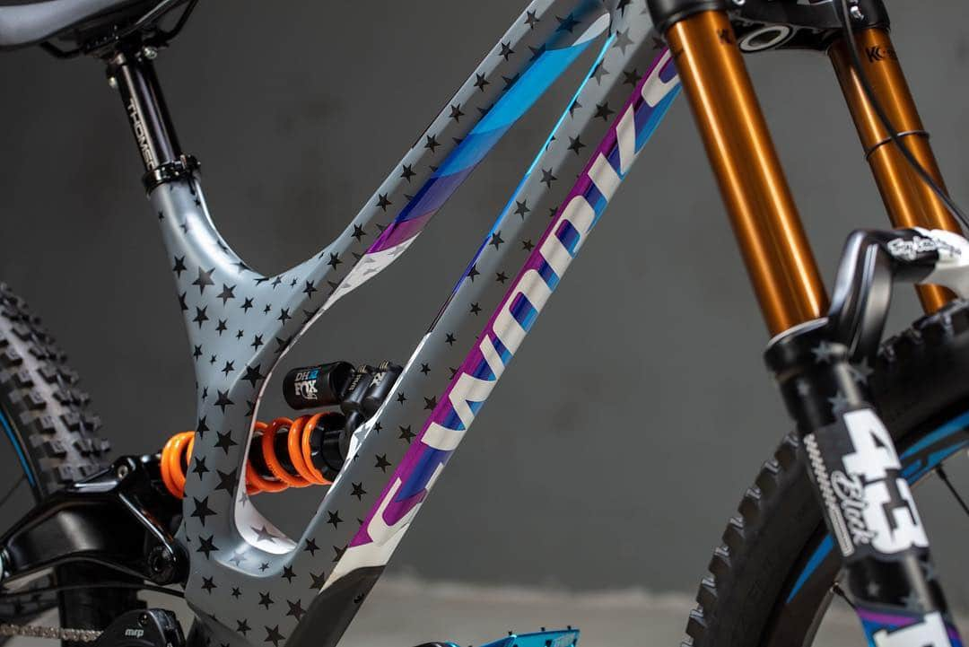 ケン・ブロックさんのインスタグラム写真 - (ケン・ブロックInstagram)「Damn! @iamspecialized and @troyleedesigns absolutely killed it on my new 2019 Demo 8 downhill mountain bike! I love how much detail went into this build and how well TLD translated my 2019 race livery from my #BlockEscortCossieV2 onto it. Thanks, Specialized for a simply incredibly detailed and beautiful new bike. I can’t wait to put some miles on it soon. Photos: @graememurraynz #iamSpecialized #Demo8 #TroyLeeDesigns @ridefoxbike」4月29日 8時24分 - kblock43