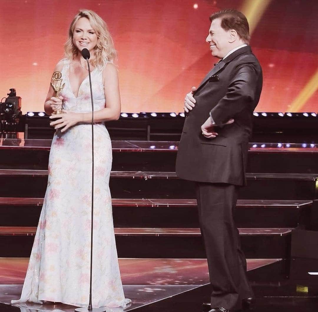 Eliana Michaelichin Bezerraのインスタグラム：「O troféu Imprensa está no ar com o nosso querido Silvio Santos. Vem!!! #trofeuimprensa #silviosantos #eliana #trofeuinternet #obrigadadeus #obrigadaseguidores」