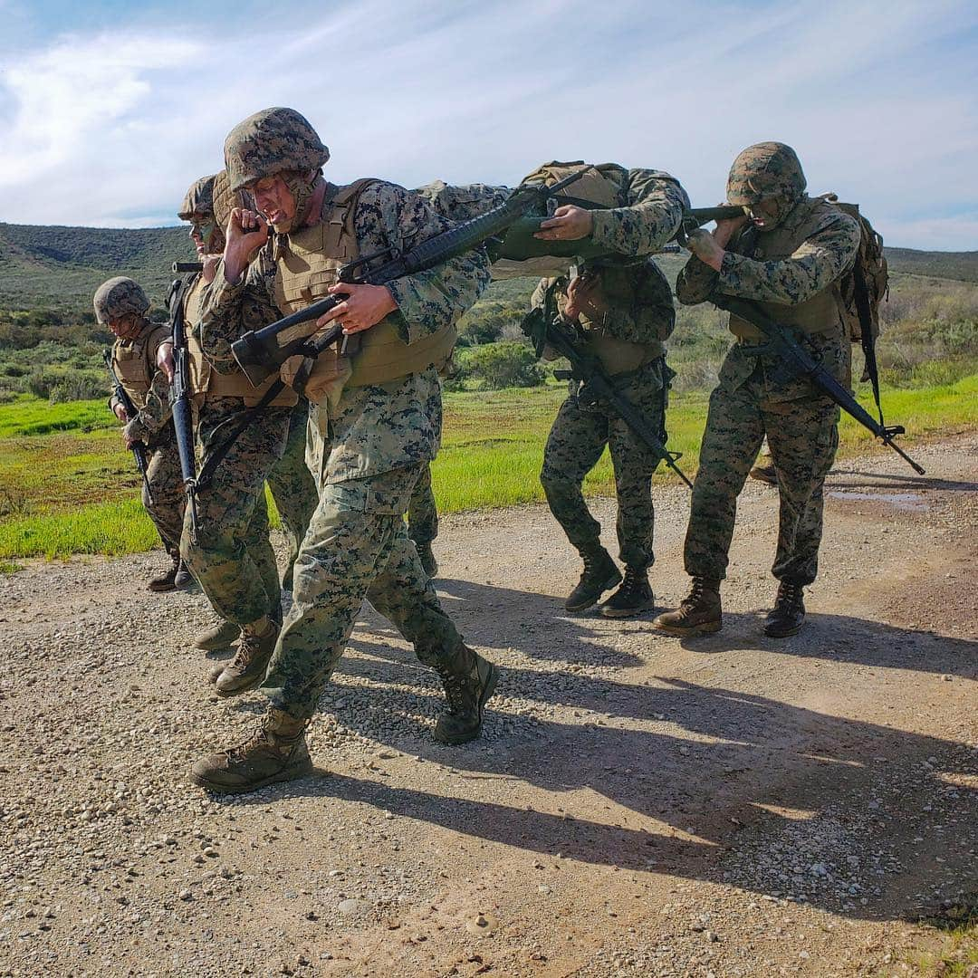 アメリカ海兵隊さんのインスタグラム写真 - (アメリカ海兵隊Instagram)「Heavy Lifting  Marines with 3rd Marine Aircraft Wing conduct a simulated casualty evacuation as part of their Corporals Course curriculum at Marine Corps Air Station Miramar, California. (U.S. Marine Corps Photo by Cpl. Jacob Pruitt)  #USMC #Marines #MarineLife #MarineCorps #CorporalsCourse #Leadership #CasualtyEvac #Training #Practice #Teamwork #Lift #HeavyLifting #WorkHard #Moto #Rah #Yut #SemperFi」4月29日 8時39分 - marines