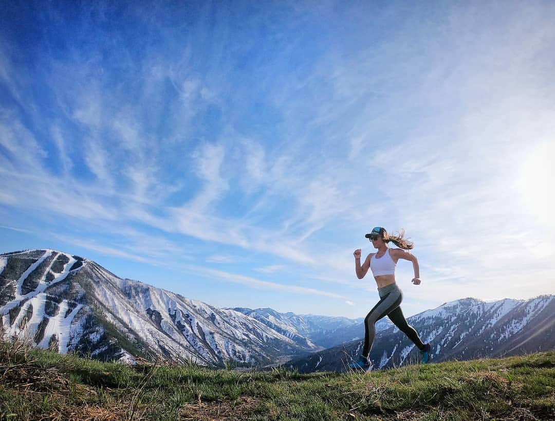 Descenteさんのインスタグラム写真 - (DescenteInstagram)「Transition of seasons, same mountain lifestyle. #FeelTheDifference when you reach the top! #MountainLifestyle #Spring #mountainfitness #KeepItWild」4月29日 8時42分 - descente_international