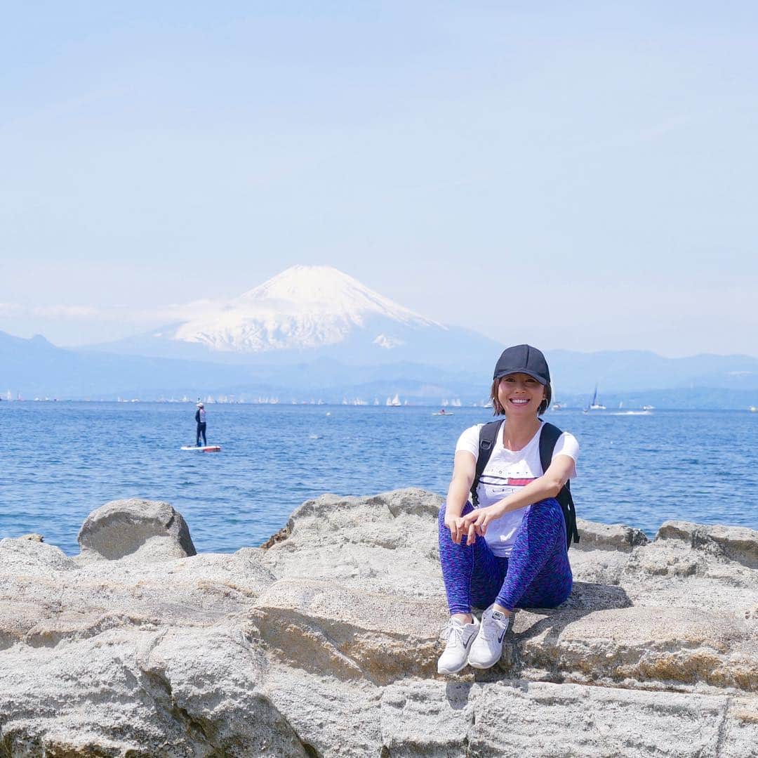 のインスタグラム：「太陽を囲むレインボーサークルに出逢う🌞❤️ 葉山御用邸の岬にある芝生で美しい富士山とを眺めていたら。 自宅エリアから🌈を発見。そしたら、更に。。。 . 太陽を見上げたら、#レインボーサークル #RainbowHalo 🌈が❗️ .  #幸福のサイン。 #新しいスタート。 などの吉兆の意味があるそう❤️ . なんとまぁ、嬉しかった😊  太陽見ててなんだこれーと。 どんどん虹になってる様を見て、 ビックリして、相方思わず日本式の礼拝（笑） この人アメリカン人なのに、、、🤣さすが👏 . その後、葉山の山登り⛰ この前行ってお気に入りの場所になり 連れて行きたくて。山頂でピクニック。 最高に爽快だった❗️ . 下山して、森戸神社へお参り⛩ 山も海も満喫して大満足❗️ ずーーーっと葉山内を歩いて日焼けしまくりました😎 . そして、彼の撮る写真もまたスペシャル📷 #hiroestyles #hiroecali #organic #オーガニック #healthy #lifestyle #wellness #wellbeing #平野宏枝 #ウェルネス #ウェルビーイング #しあわせ #fujisan #富士山 #mtfuji #mountain」