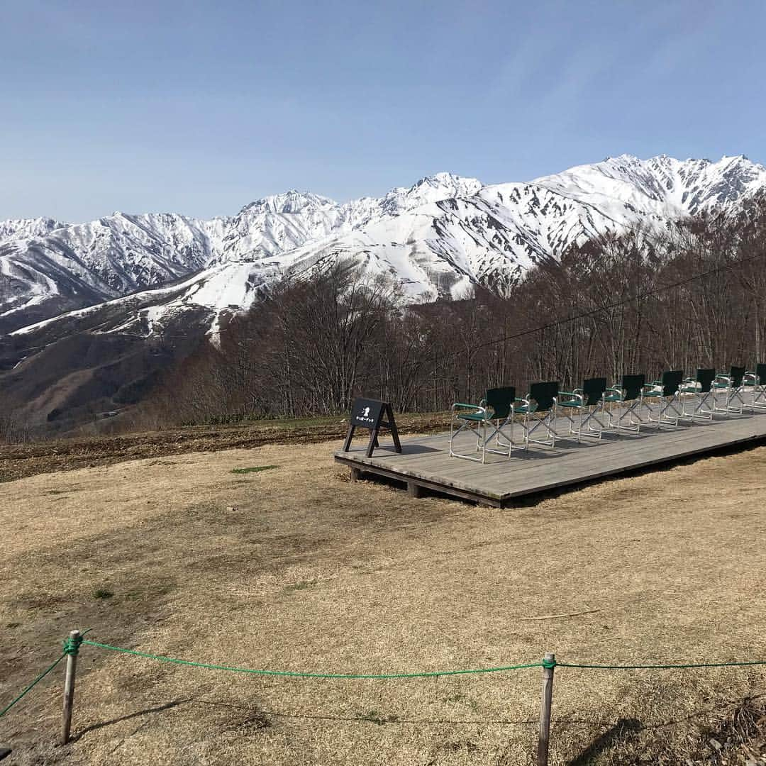 白馬岩岳スノーフィールドさんのインスタグラム写真 - (白馬岩岳スノーフィールドInstagram)「おはようございます🌞 今日は少し気温も上がりとても過ごしやすいです♪ さて今日も最高です✨✨✨ 絶景を目の前に現実逃避してみてはいかがですか？😊 ご来場お待ちしております❤️ #白馬岩岳マウンテンリゾート  #hakubamountainharbor  #thecitybakery  #白馬三山  #絶景 #現実逃避 #残雪」4月29日 8時48分 - hakuba_iwatake